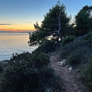 https://apartment-c-views.hotels-in-trogir.com